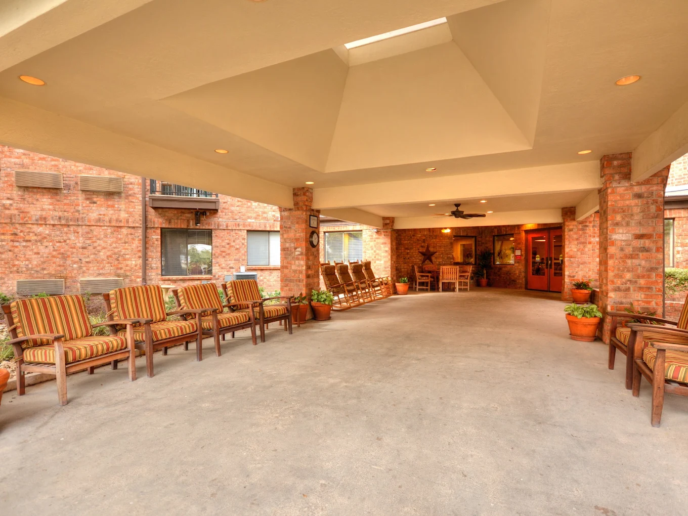 002_Front Porch-Entry