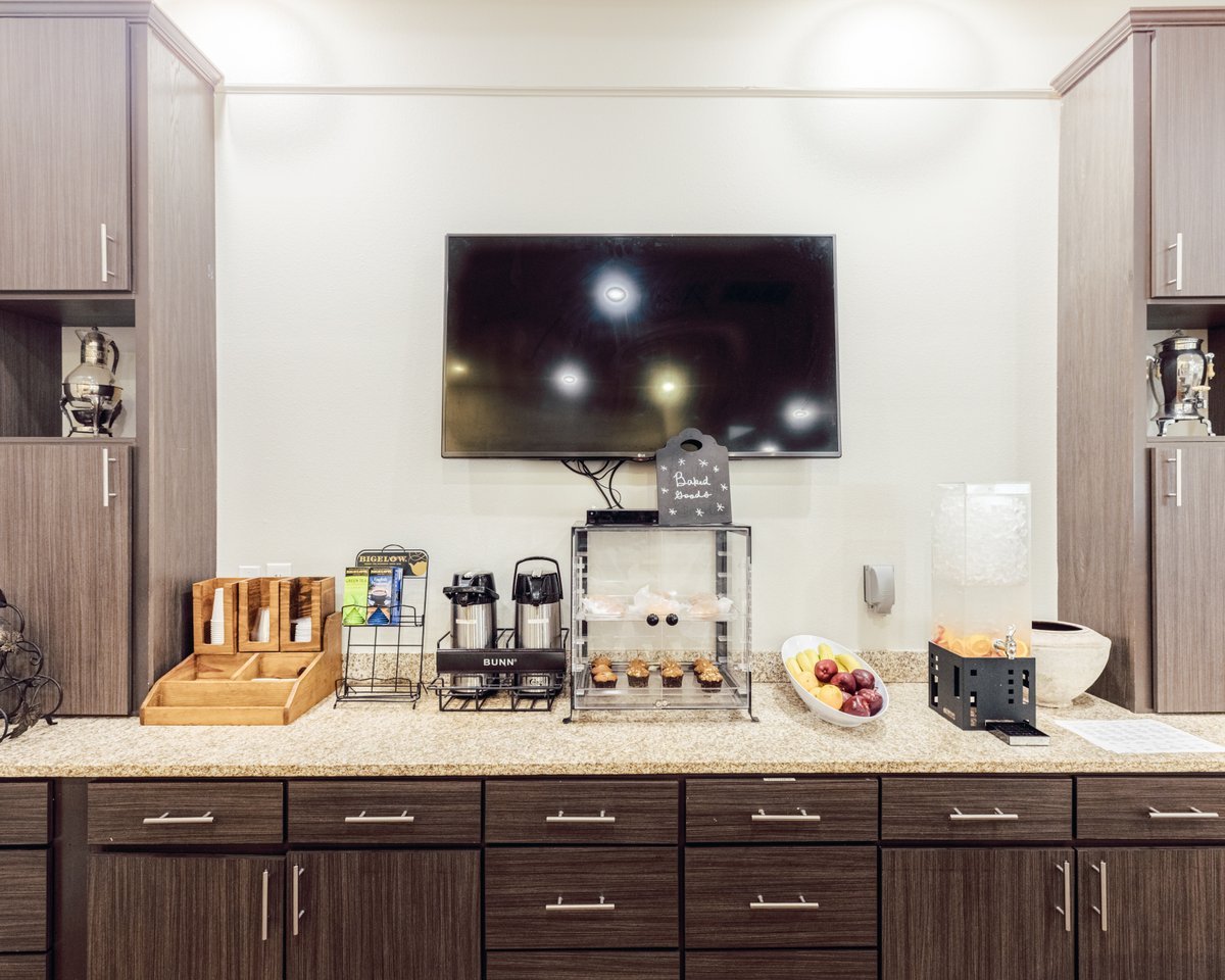 ledgestone-senior-living-breakfast-bar