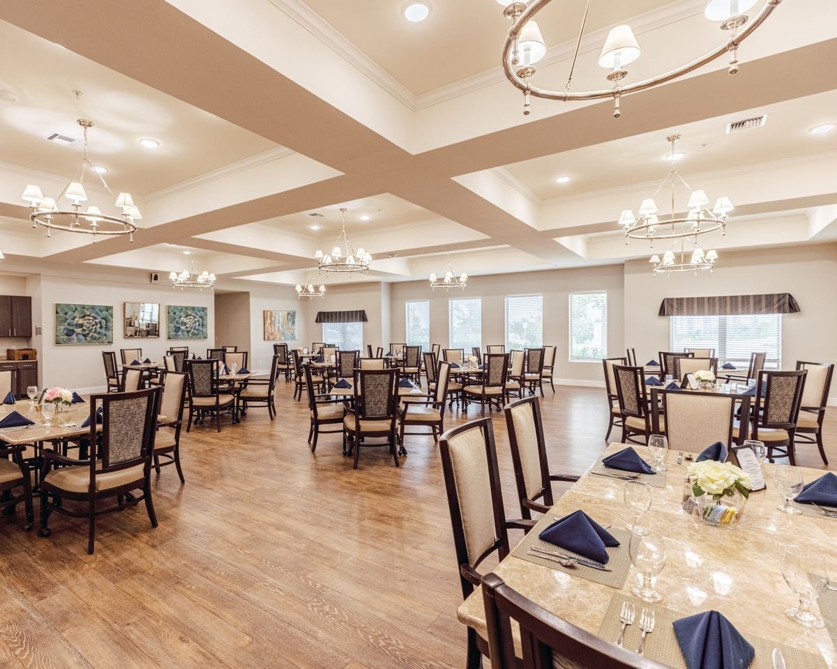 ledgestone-senior-living-dining-room