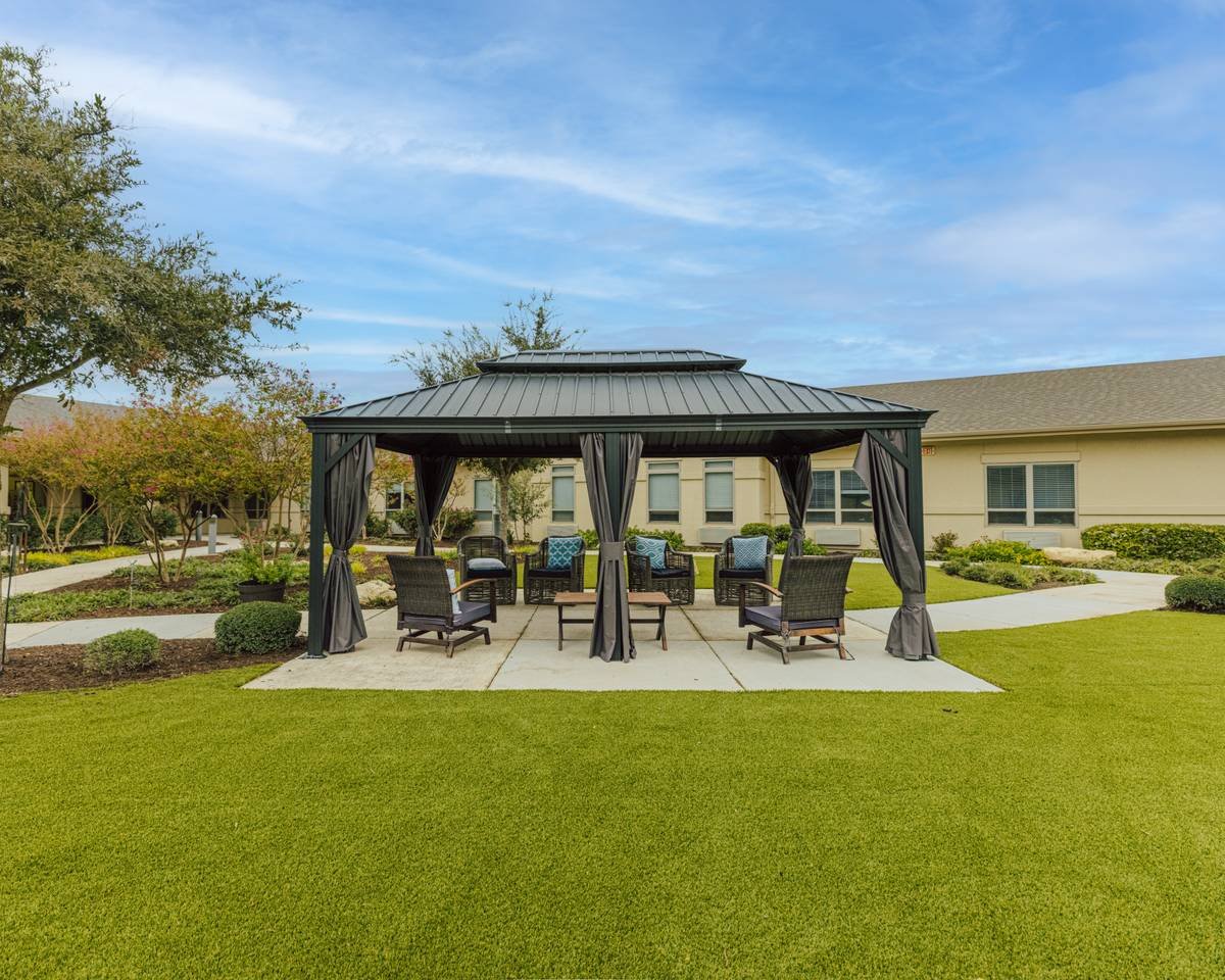 ledgestone-senior-living-gazebo (1)