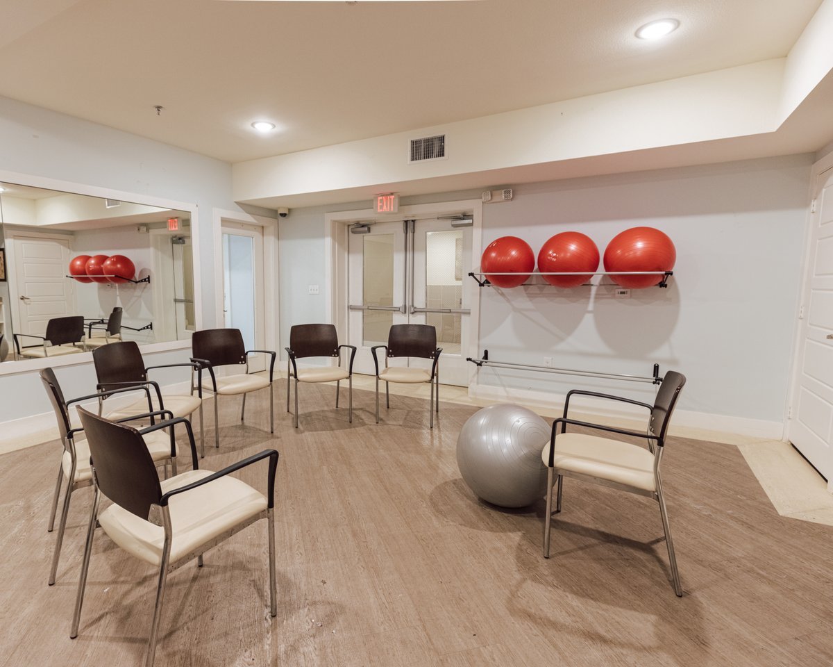 ledgestone-senior-living-group-exercise-room