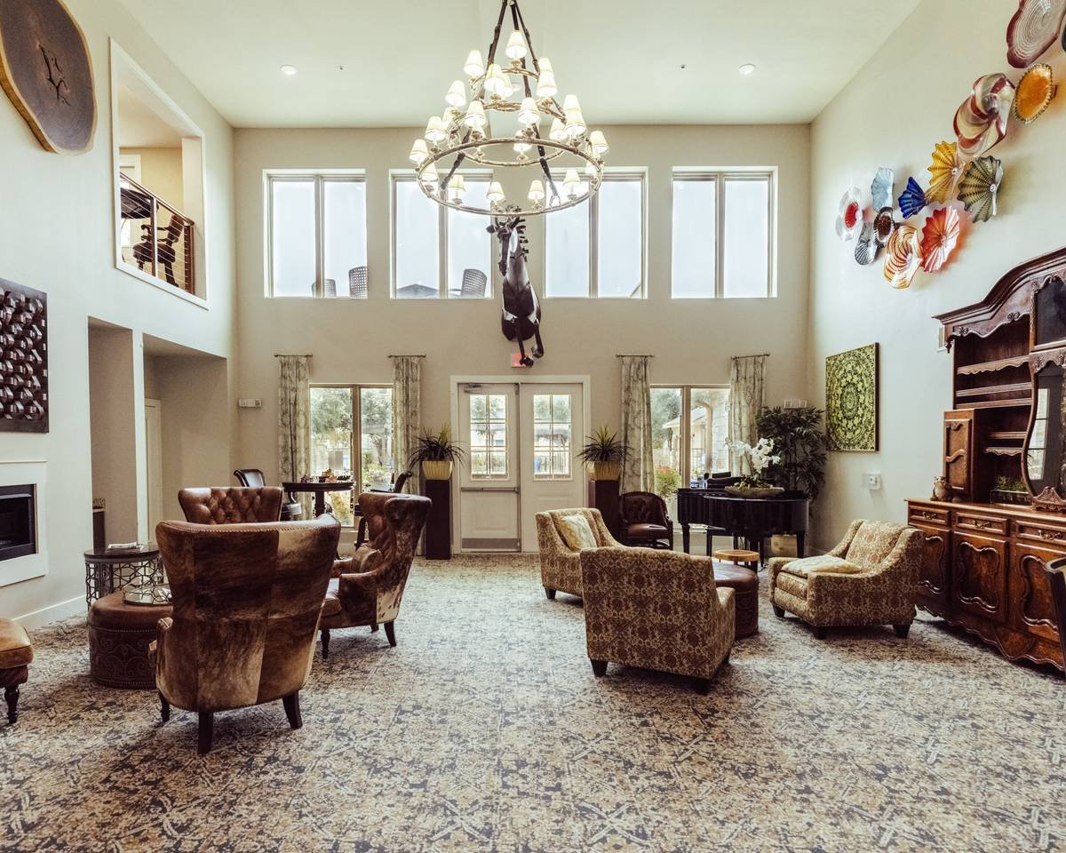 ledgestone-senior-living-lounge