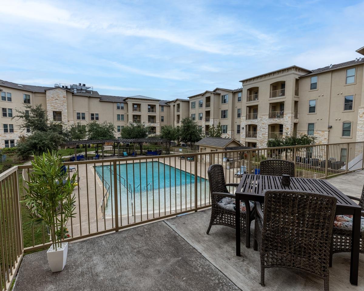 ledgestone-senior-living-swimming-pool-3