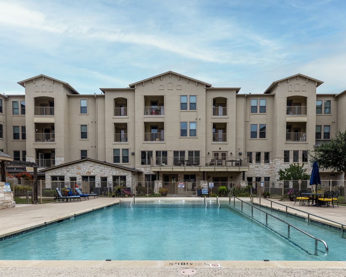 ledgestone-senior-living-swimming-pool