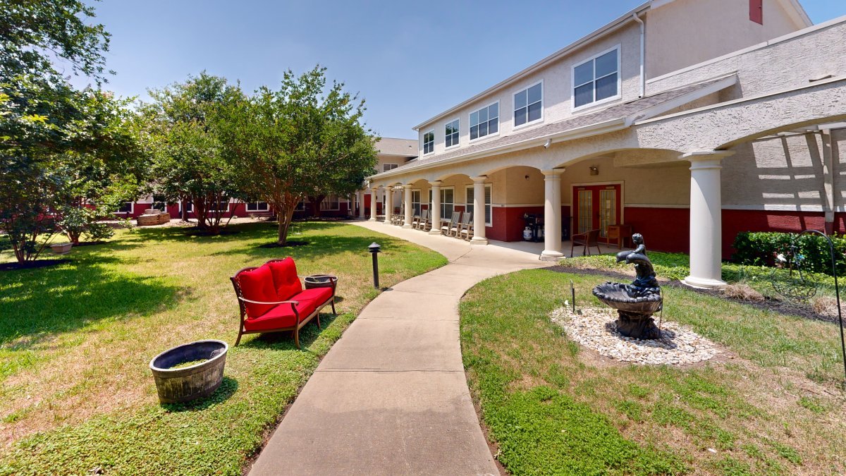pegasus-senior-living-assisted-living-courtyard (1)
