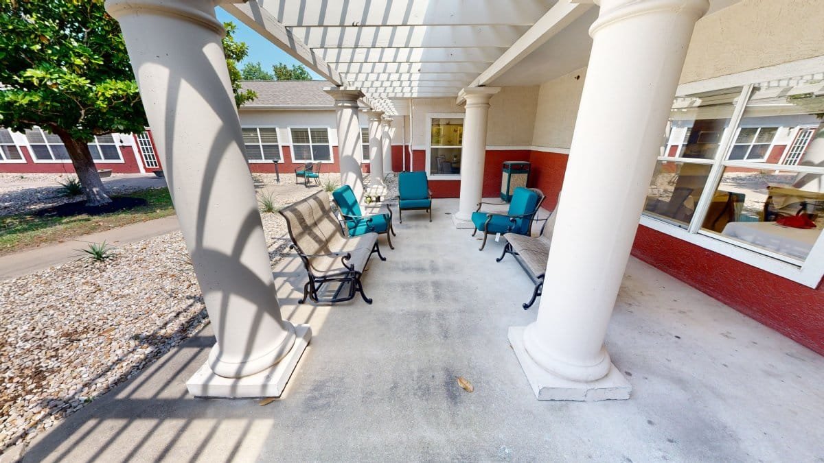 pegasus-senior-living-assisted-living-patio-2
