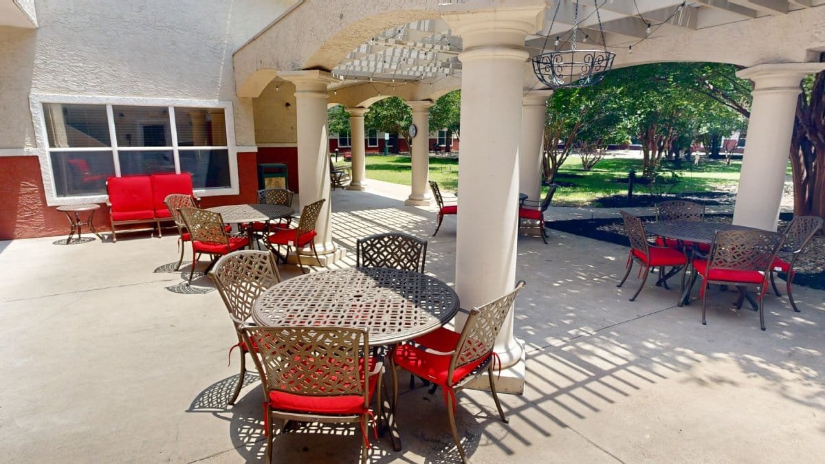 pegasus-senior-living-assisted-living-patio-3