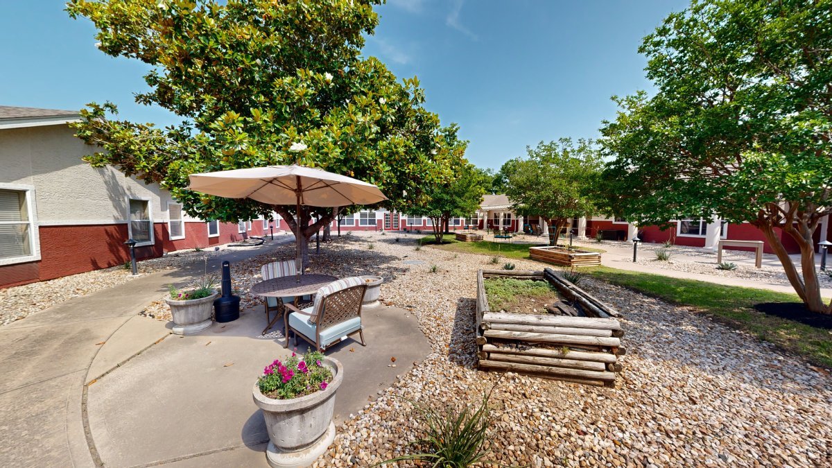 pegasus-senior-living-memory-care-courtyard-3