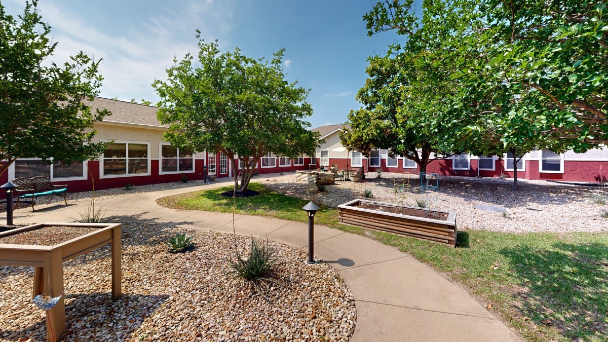pegasus-senior-living-memory-care-courtyard