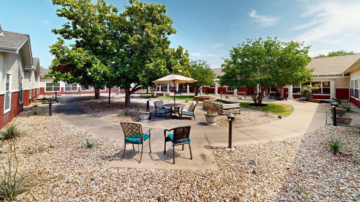 pegasus-senior-living-memory-care-courtyard1
