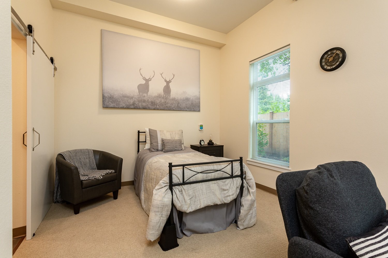 Assisted-Living-Community-Bedroom-in-Covington-Washington