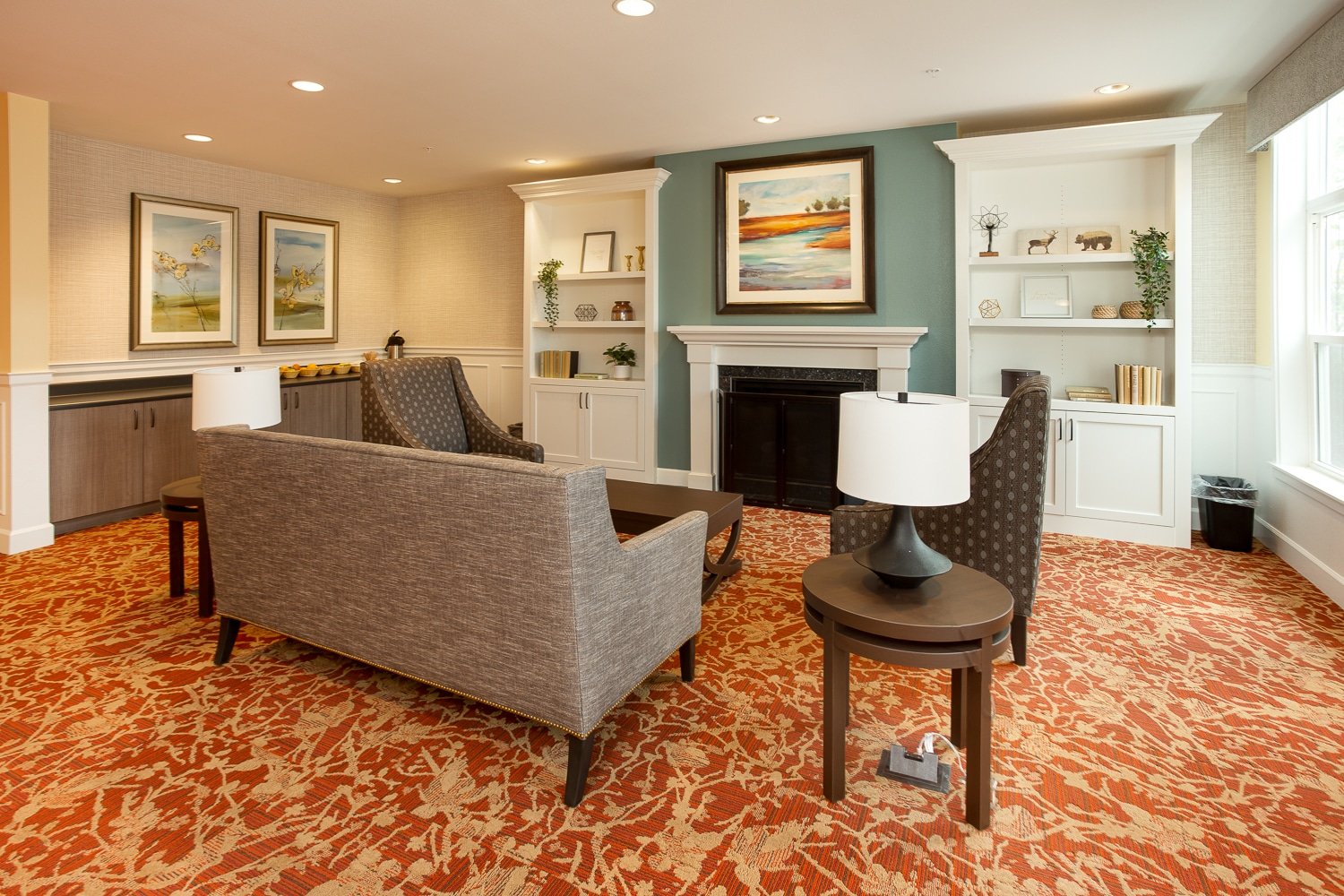 Assisted-Living-Community-Lounge-Area-in-Covington-Washington