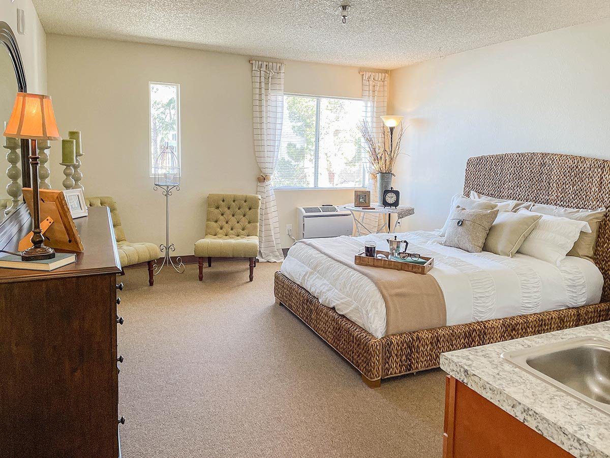 Sterling-Ridge-Senior-Living_Bedroom-4