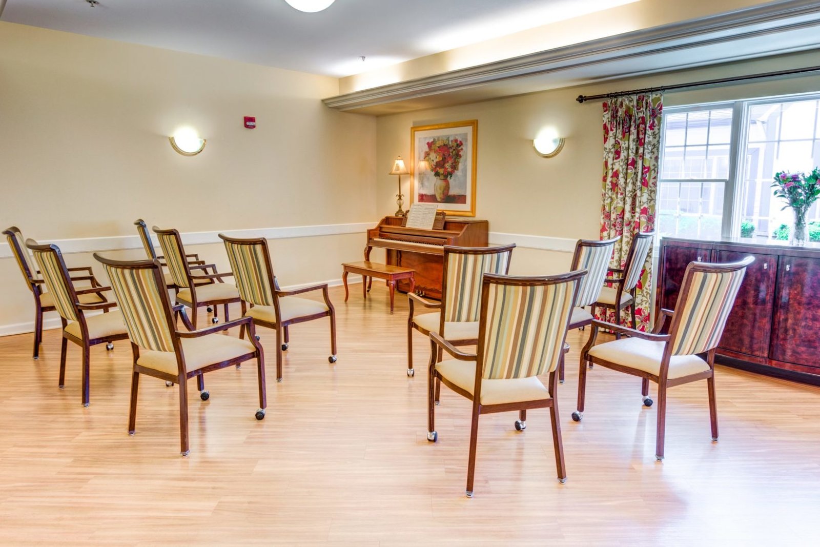 5_Symphony-at-Mentor_Commonroom-scaled